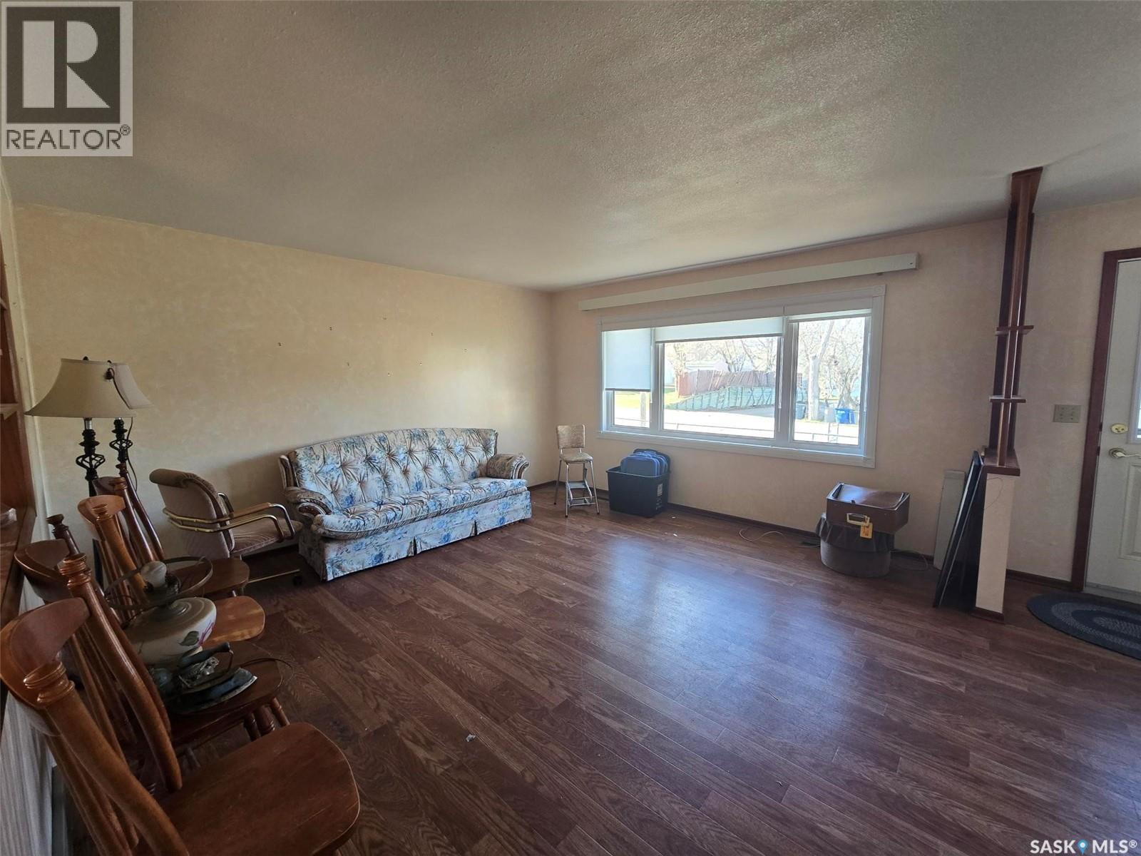 517 Nina Street, Broadview, SK - Indoor Photo Showing Living Room