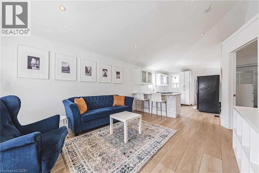 258 West 19Th Street, Hamilton, ON - Indoor Photo Showing Living Room