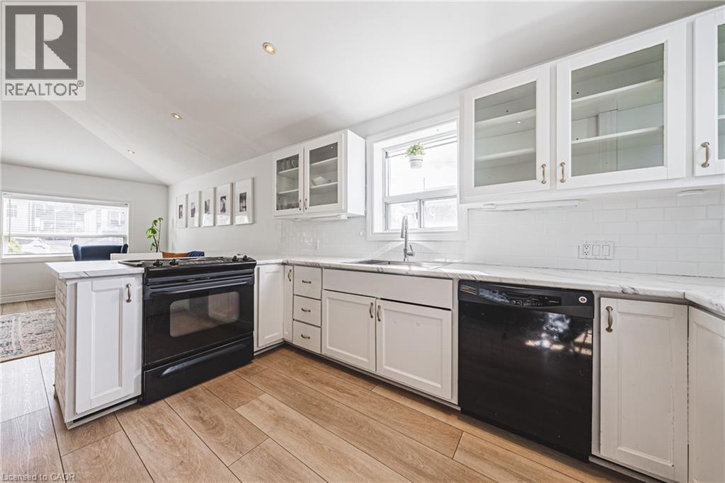 258 West 19Th Street, Hamilton, ON - Indoor Photo Showing Kitchen
