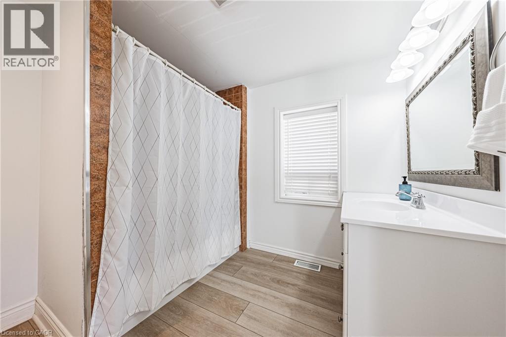 258 West 19Th Street, Hamilton, ON - Indoor Photo Showing Bathroom