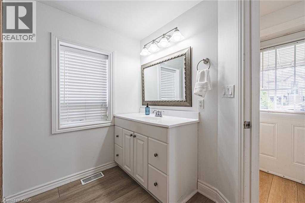 258 West 19Th Street, Hamilton, ON - Indoor Photo Showing Bathroom