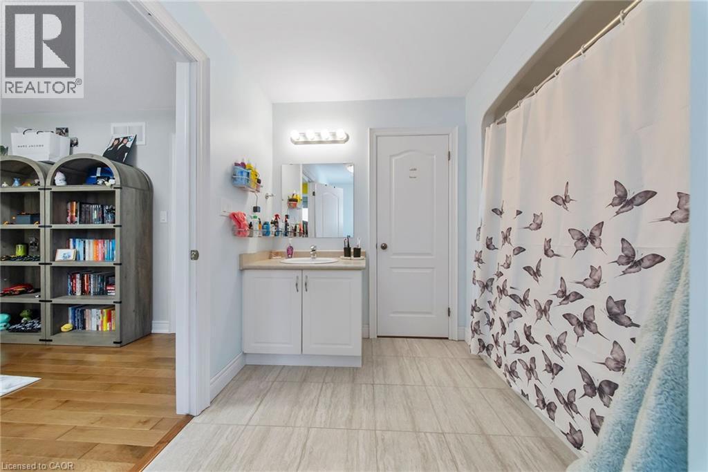 Bathroom with curtained shower and vanity - 59 Greti Drive, Hamilton, ON - Indoor Photo Showing Bathroom