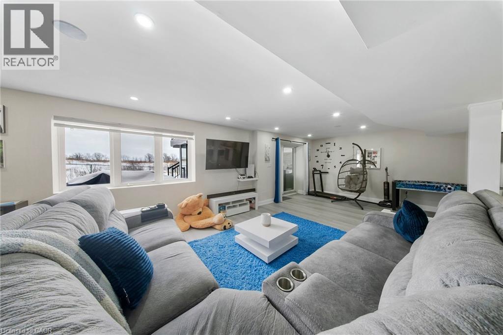 Living room with recessed lighting and wood finished floors - 59 Greti Drive, Hamilton, ON - Indoor Photo Showing Living Room