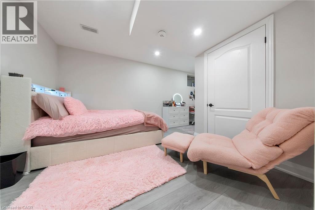 Bedroom featuring recessed lighting and wood finished floors - 59 Greti Drive, Hamilton, ON - Indoor Photo Showing Bedroom
