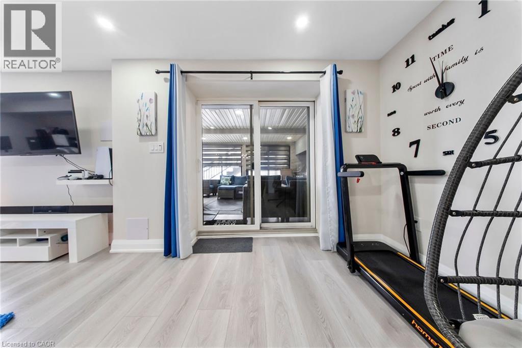 Workout room featuring light wood-type flooring and baseboards - 59 Greti Drive, Hamilton, ON - Indoor Photo Showing Gym Room