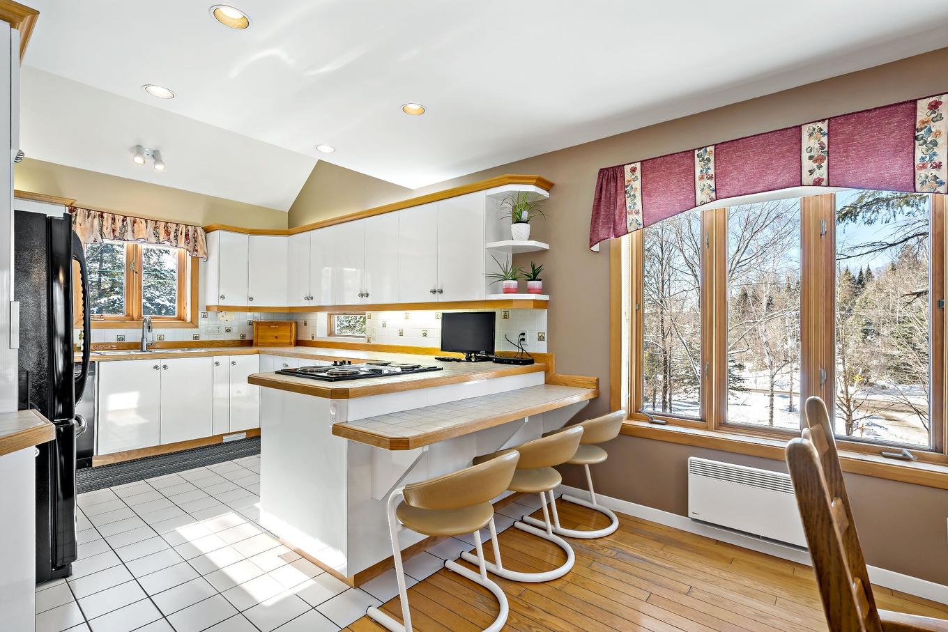 Cuisine - 365 Ch. De La Digue, Mont-Tremblant, QC - Indoor Photo Showing Kitchen With Double Sink