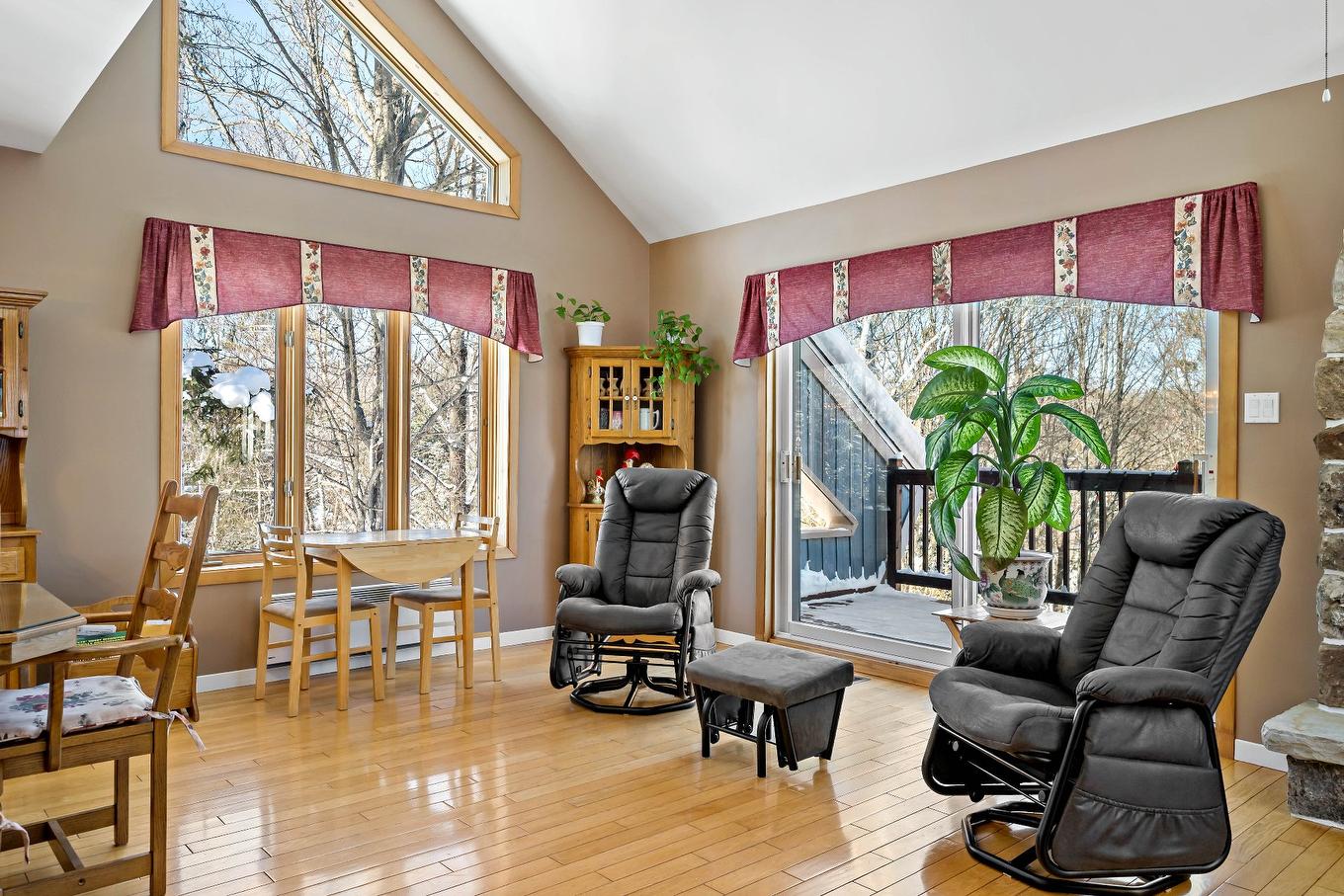 Salon - 365 Ch. De La Digue, Mont-Tremblant, QC - Indoor Photo Showing Living Room