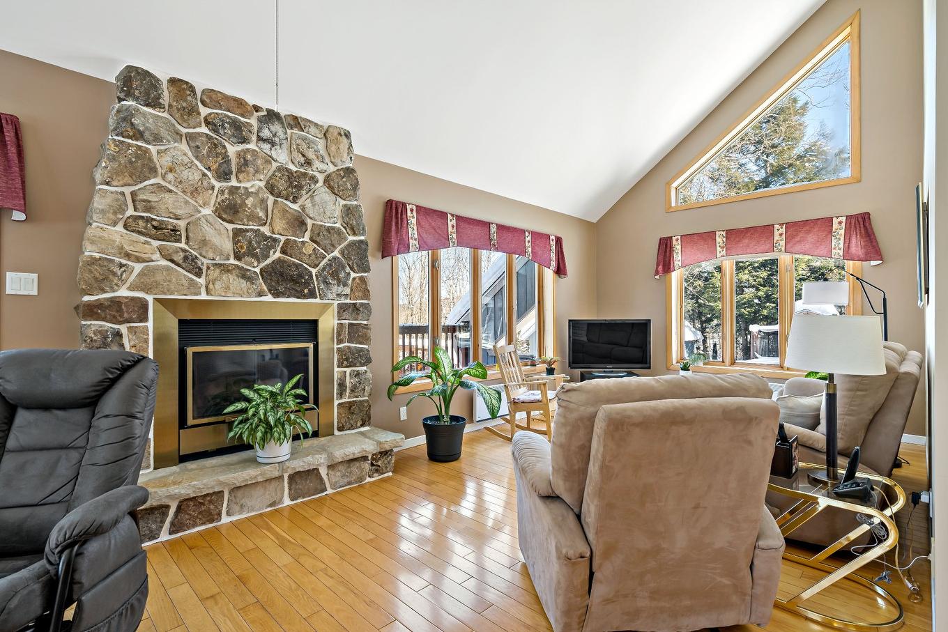 Salon - 365 Ch. De La Digue, Mont-Tremblant, QC - Indoor Photo Showing Living Room With Fireplace