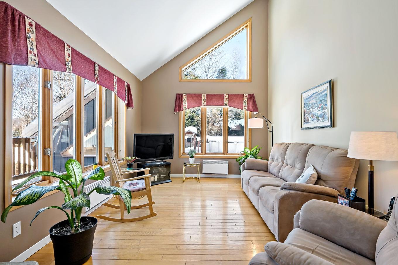 Salon - 365 Ch. De La Digue, Mont-Tremblant, QC - Indoor Photo Showing Living Room