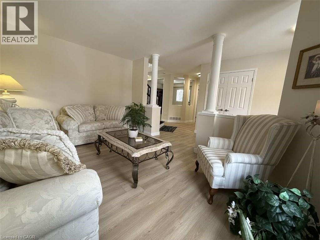 156 Lynnette Drive, Hamilton, ON - Indoor Photo Showing Living Room