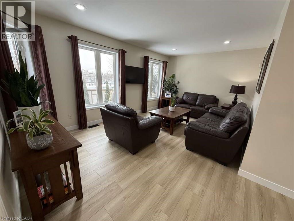 156 Lynnette Drive, Hamilton, ON - Indoor Photo Showing Living Room