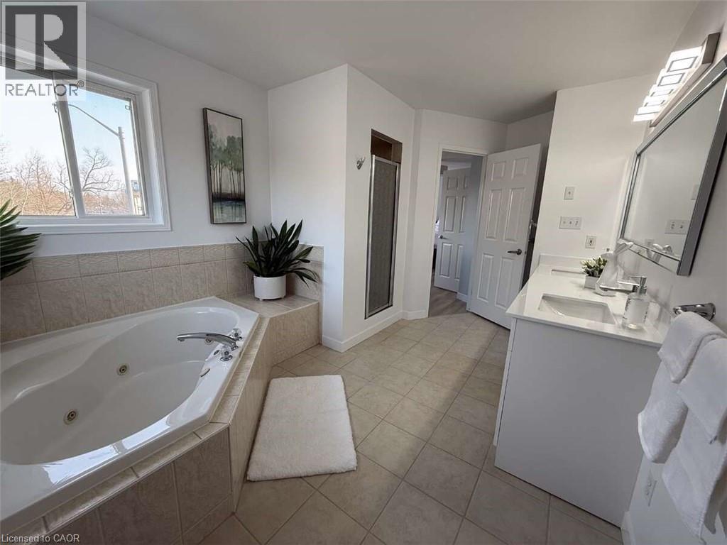156 Lynnette Drive, Hamilton, ON - Indoor Photo Showing Bathroom