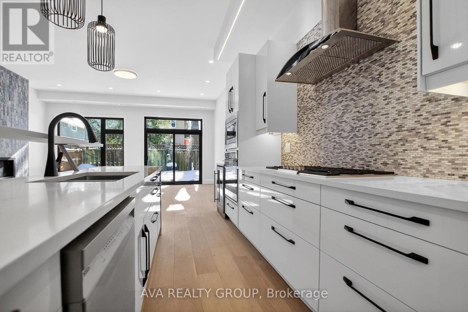 16 Gould Street, Ottawa, ON - Indoor Photo Showing Kitchen With Upgraded Kitchen