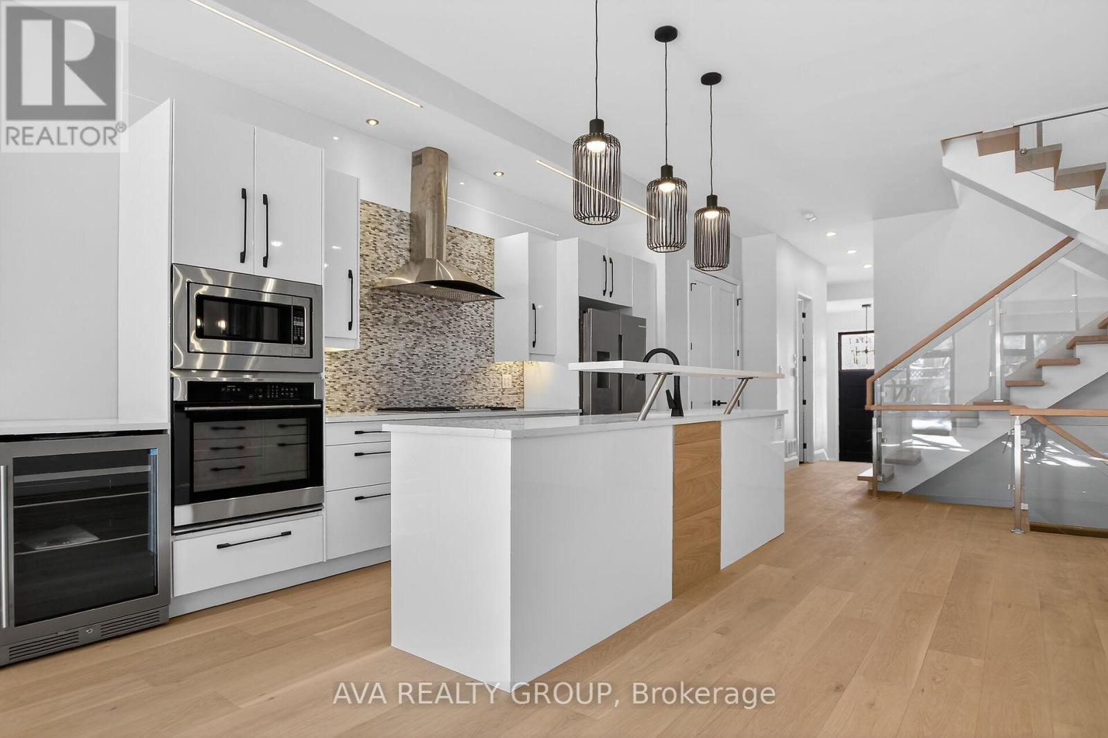 16 Gould Street, Ottawa, ON - Indoor Photo Showing Kitchen With Upgraded Kitchen