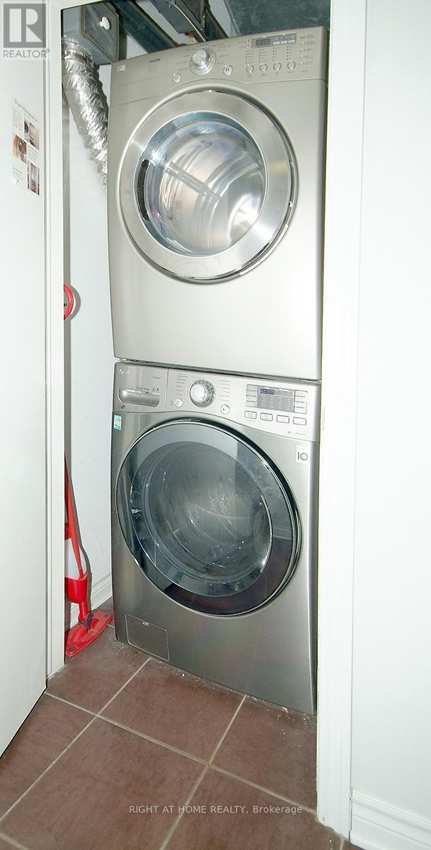 702 - 200 Rideau Street, Ottawa, ON - Indoor Photo Showing Laundry Room
