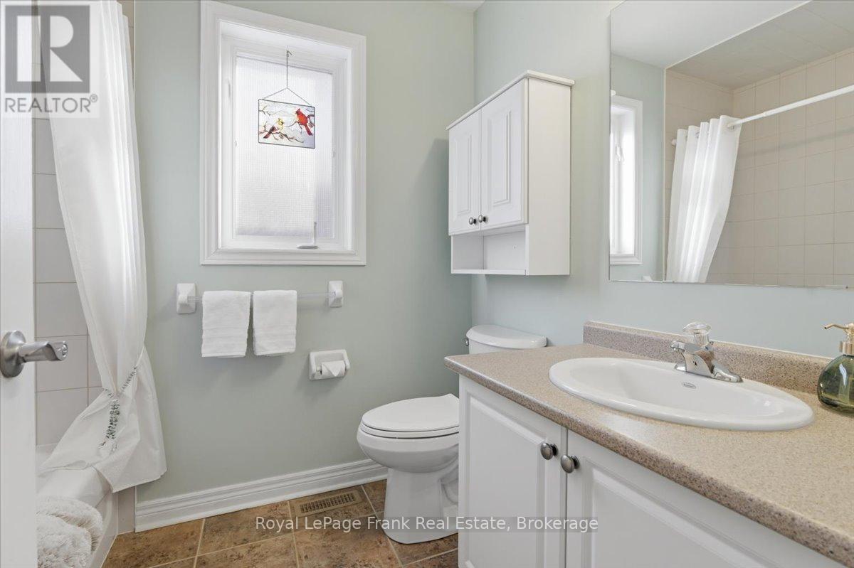 4 Piece Guest Bathroom includes Tub/Shower - 25 Apple Tree Crescent, Uxbridge, ON - Indoor Photo Showing Bathroom