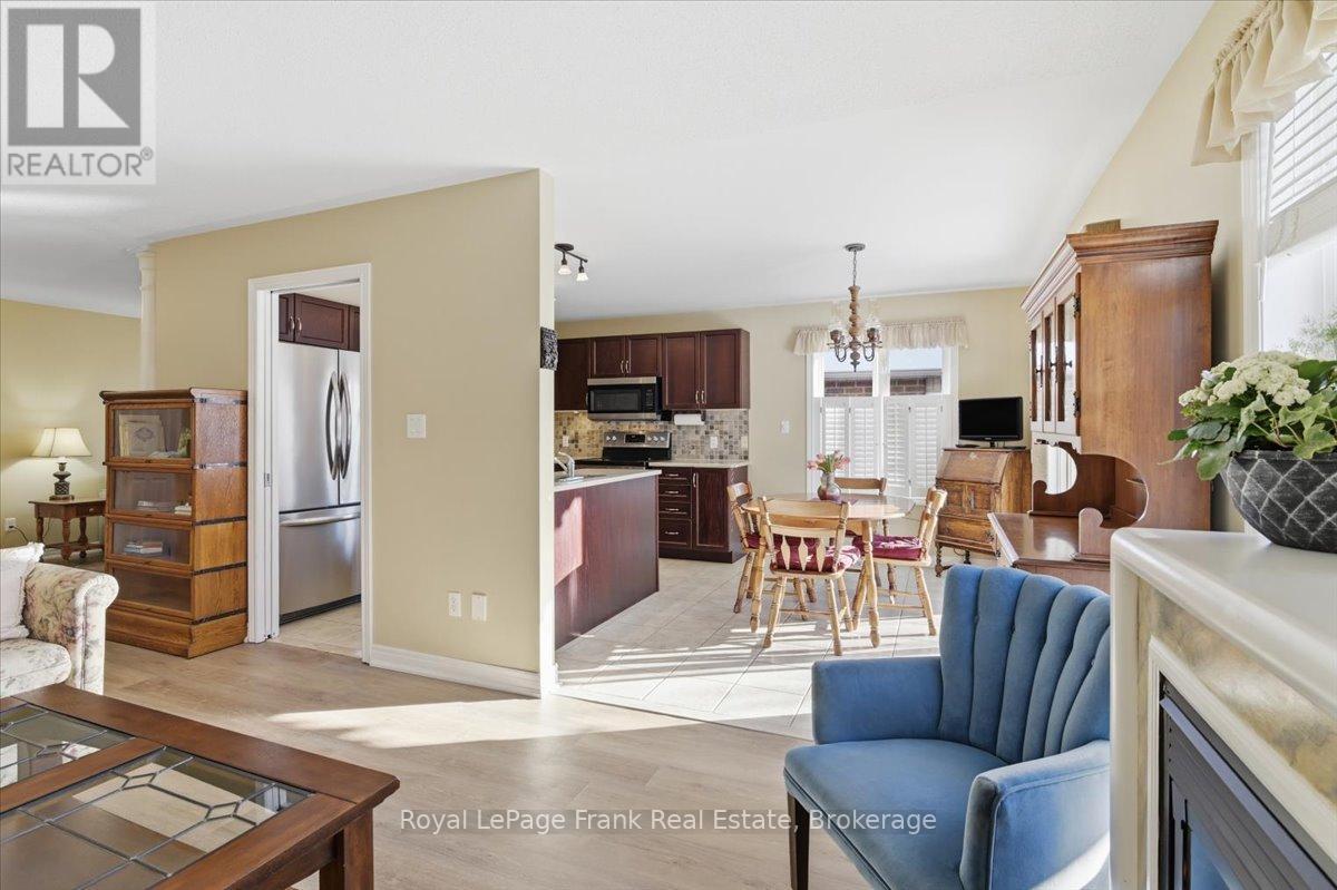 Open Concept offers Opportunity to Extend Table - 25 Apple Tree Crescent, Uxbridge, ON - Indoor Photo Showing Living Room