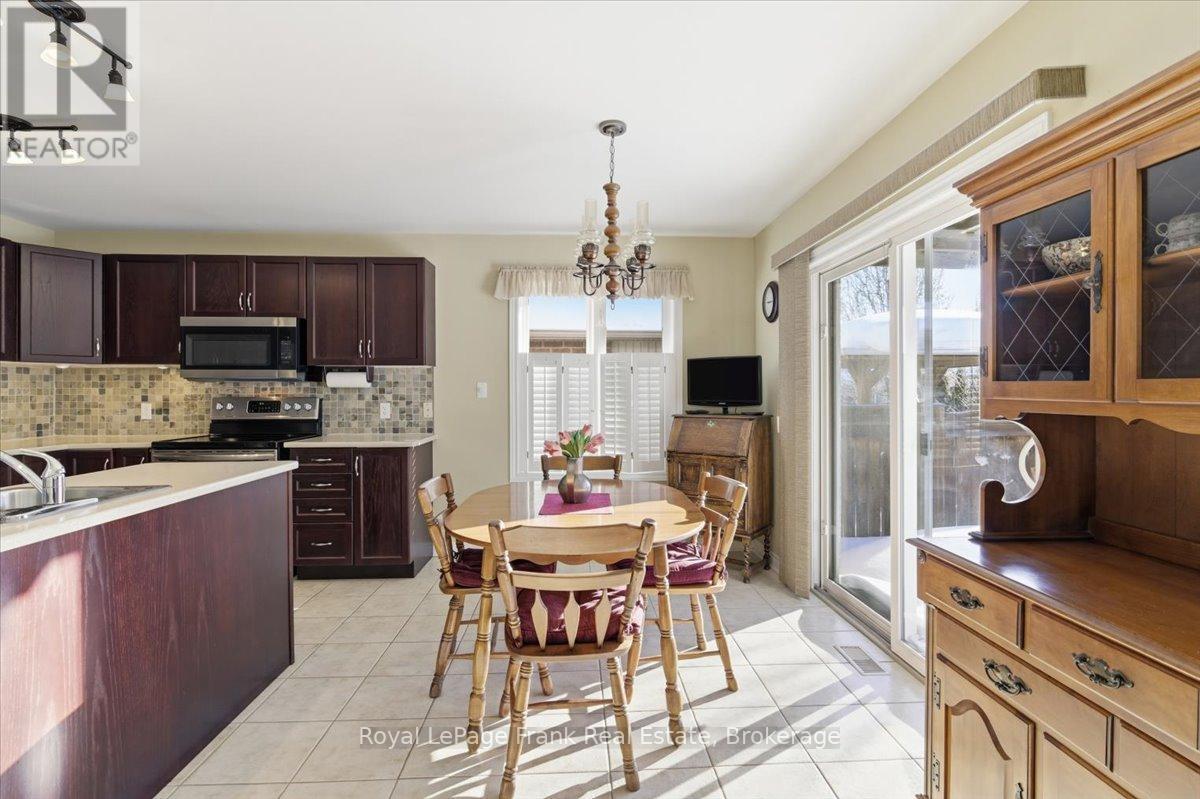Bright Breakfast Area - 25 Apple Tree Crescent, Uxbridge, ON - Indoor