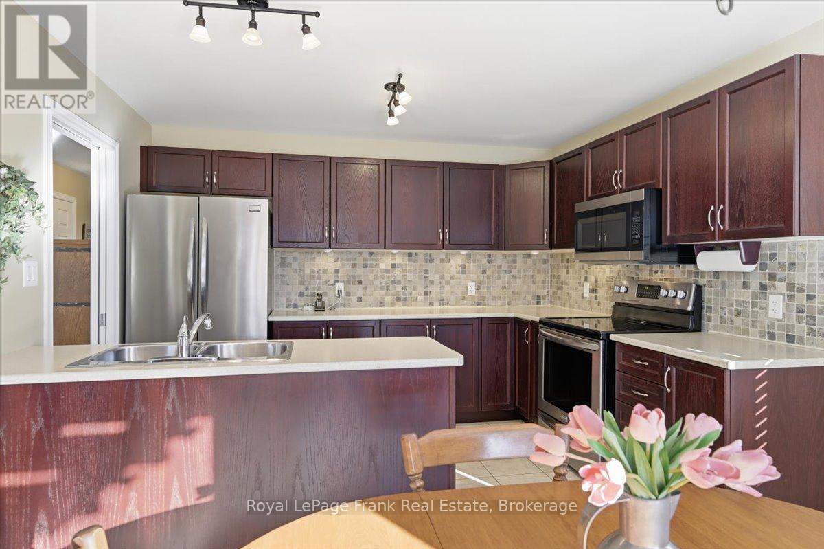 Loads of Counter Space - 25 Apple Tree Crescent, Uxbridge, ON - Indoor Photo Showing Kitchen