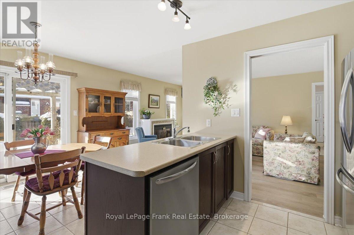 Double Sink in Peninsula - 25 Apple Tree Crescent, Uxbridge, ON - Indoor