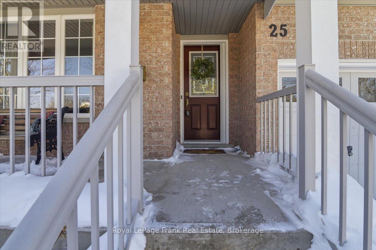 Covered Entranceway - 25 Apple Tree Crescent, Uxbridge, ON - Outdoor
