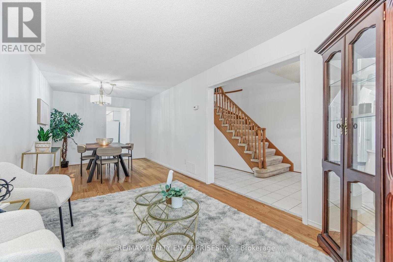 407 Wendron Crescent, Mississauga, ON - Indoor Photo Showing Living Room