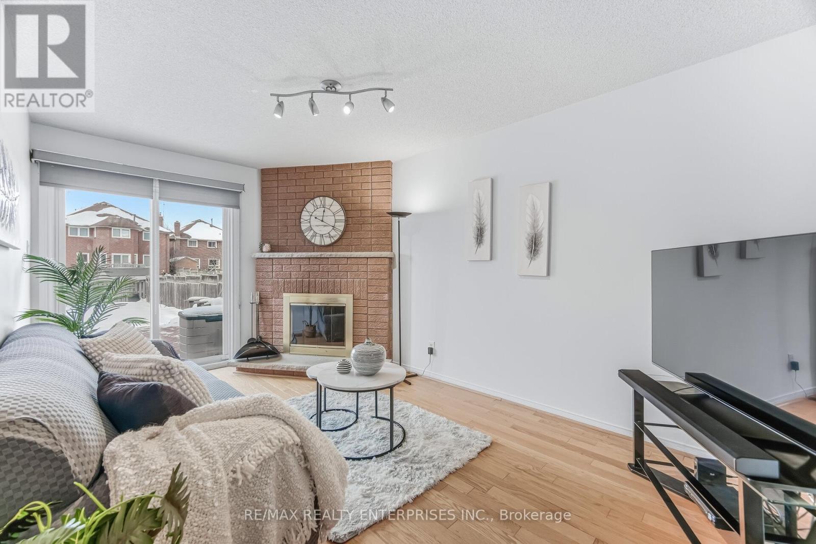 407 Wendron Crescent, Mississauga, ON - Indoor Photo Showing Living Room With Fireplace