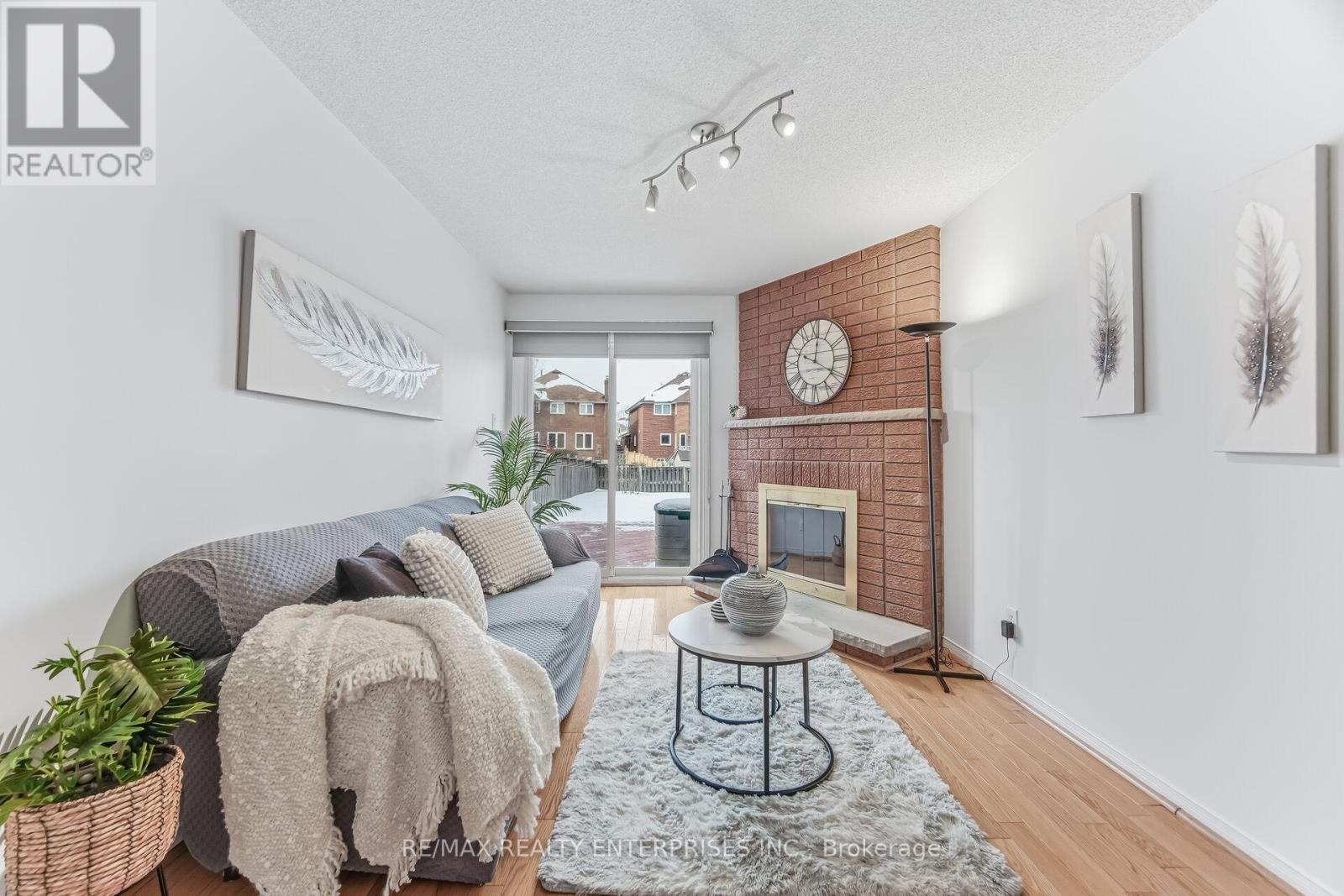 407 Wendron Crescent, Mississauga, ON - Indoor Photo Showing Living Room With Fireplace