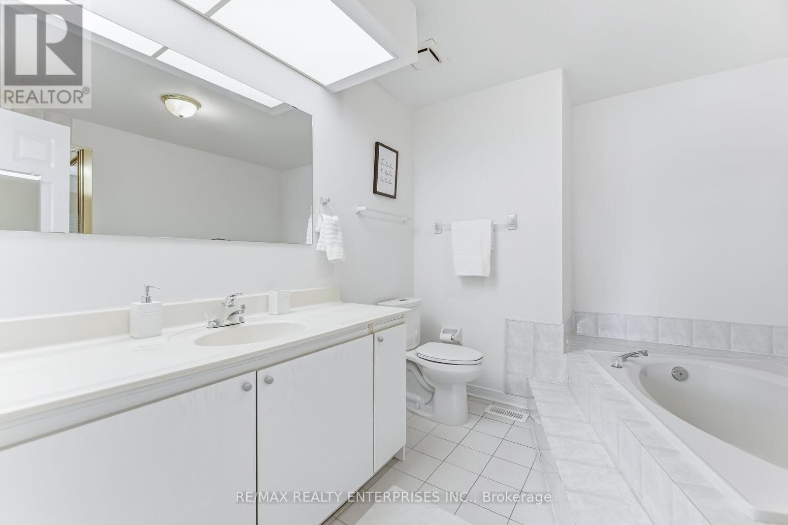 407 Wendron Crescent, Mississauga, ON - Indoor Photo Showing Bathroom
