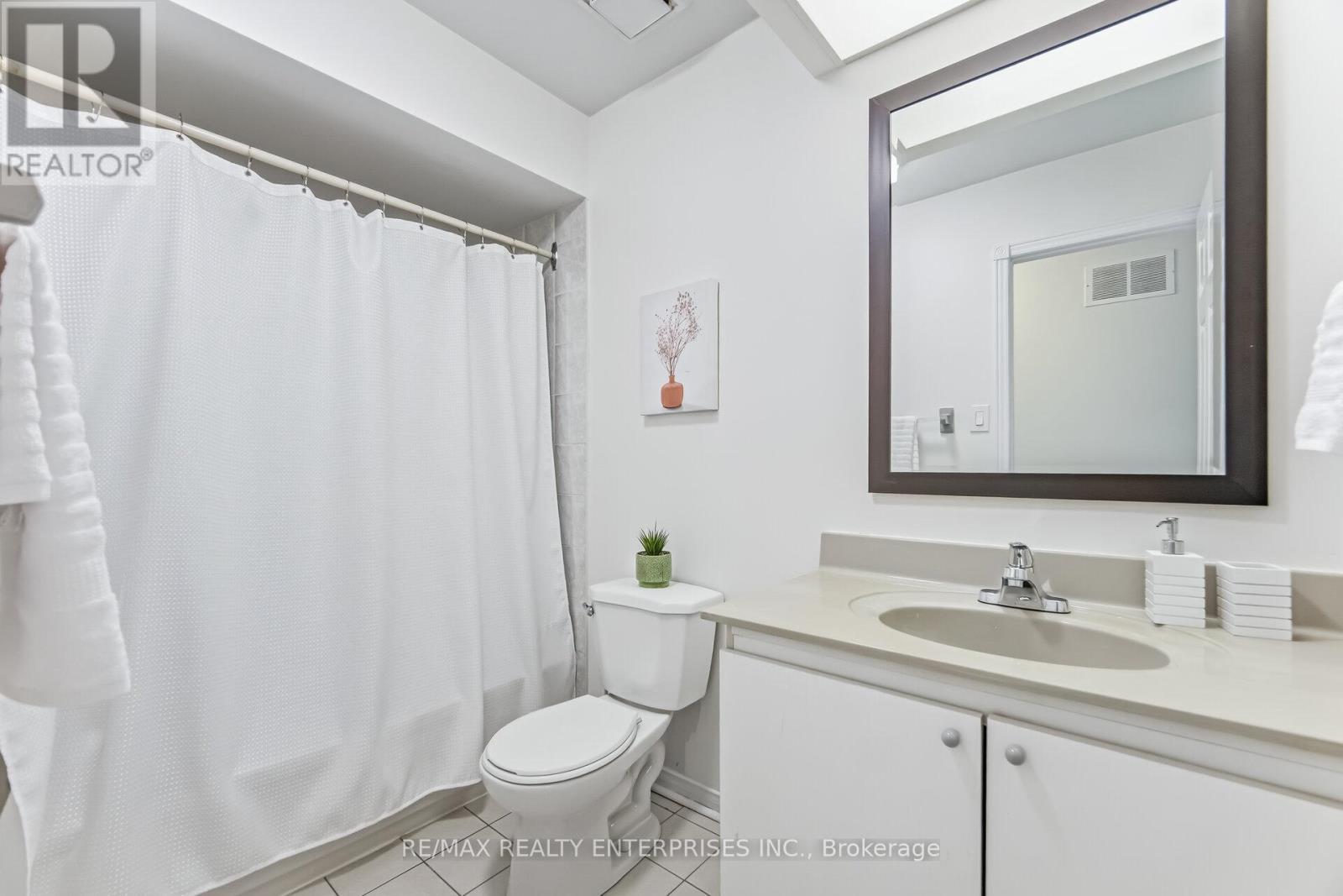 407 Wendron Crescent, Mississauga, ON - Indoor Photo Showing Bathroom