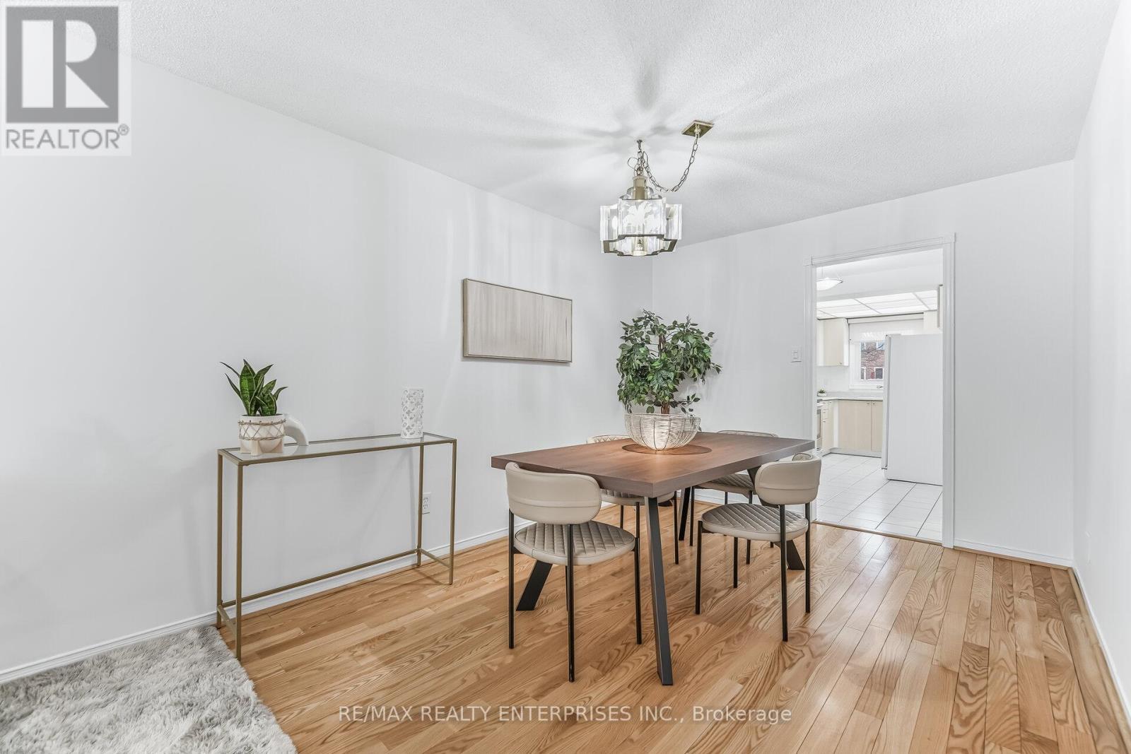407 Wendron Crescent, Mississauga, ON - Indoor Photo Showing Dining Room