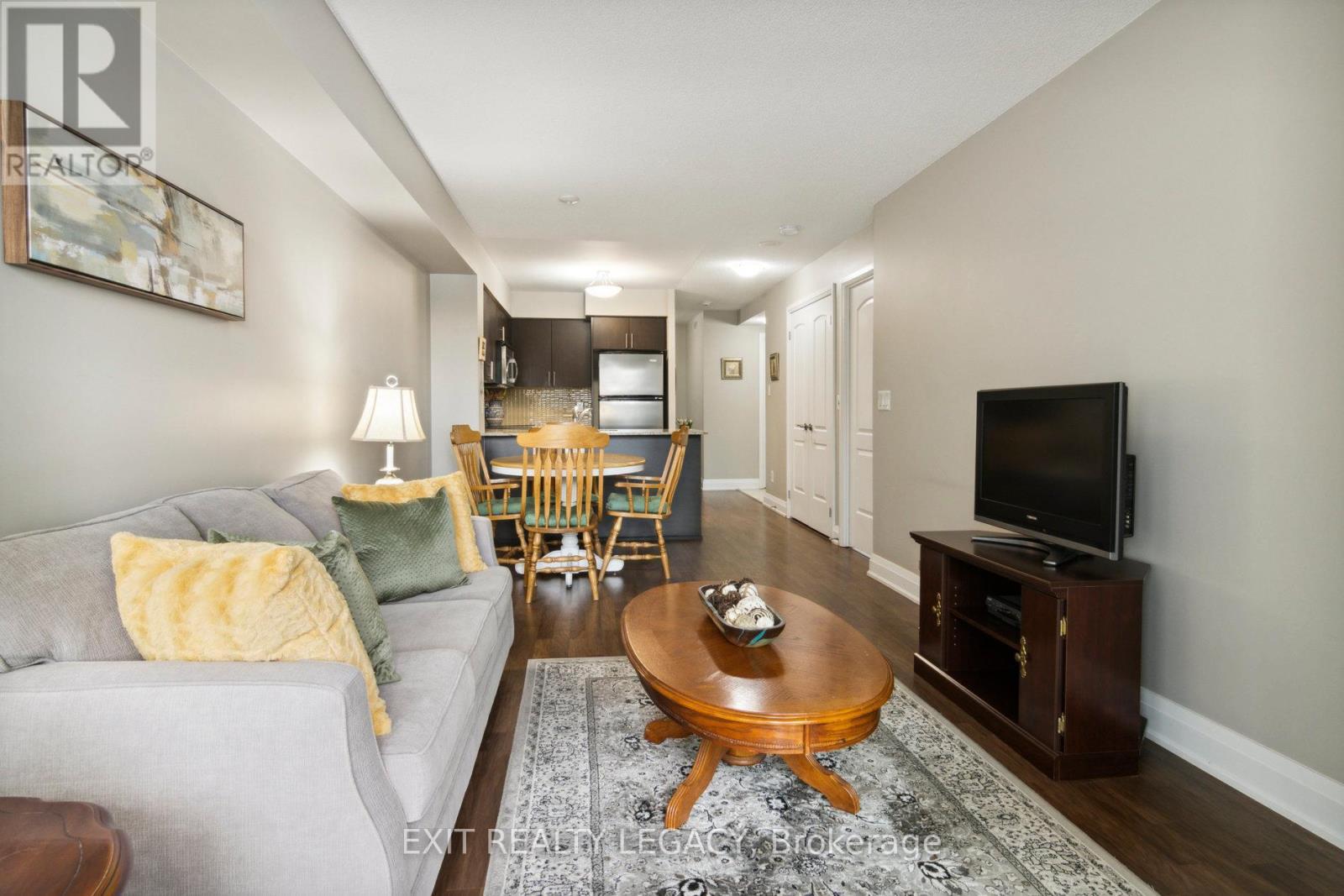 206 - 20 North Park Road, Vaughan, ON - Indoor Photo Showing Living Room