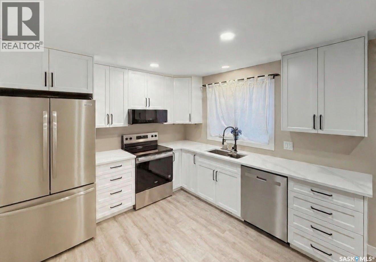 640 Vance Avenue Ne, Swift Current, SK - Indoor Photo Showing Kitchen With Stainless Steel Kitchen