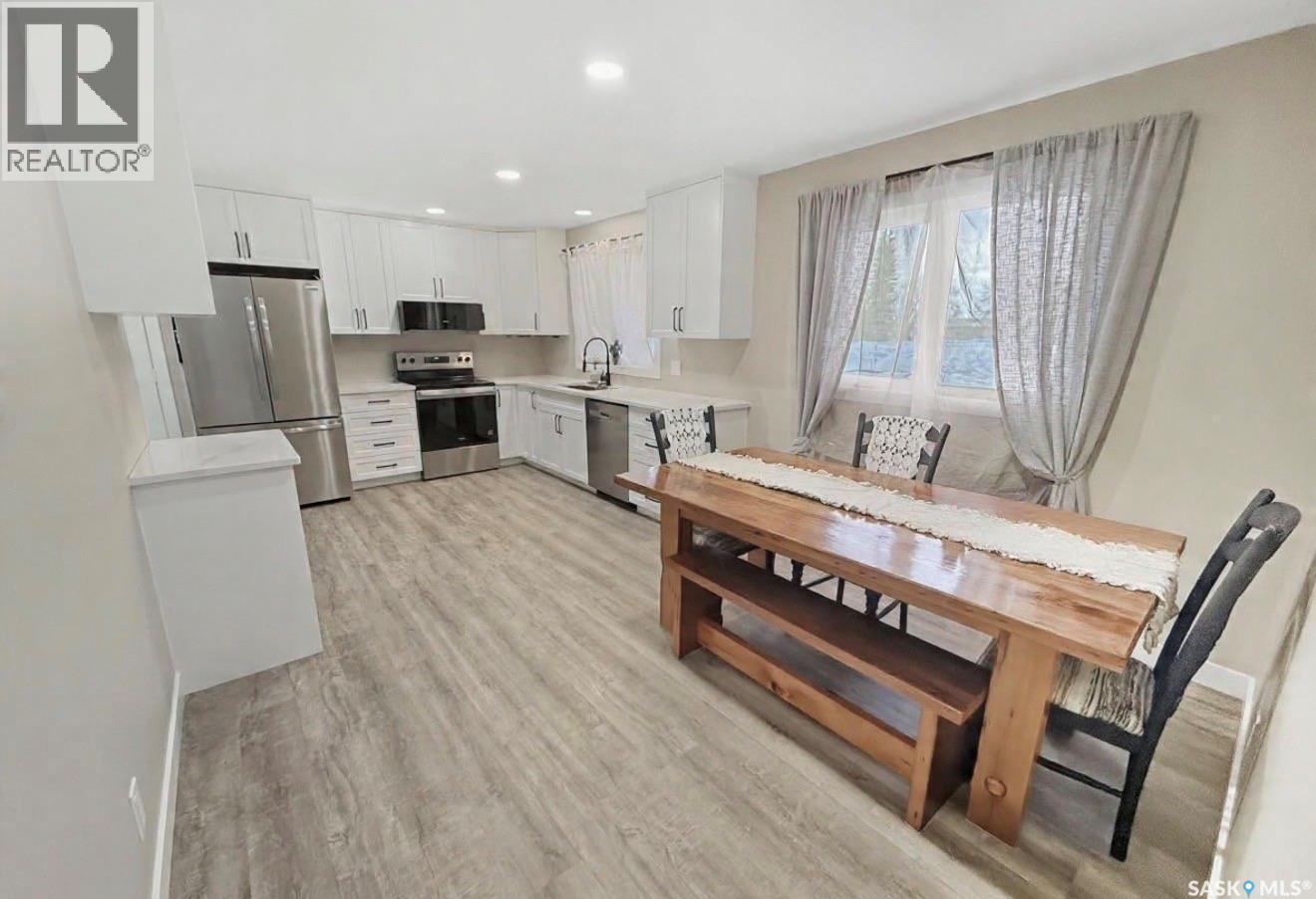 640 Vance Avenue Ne, Swift Current, SK - Indoor Photo Showing Kitchen