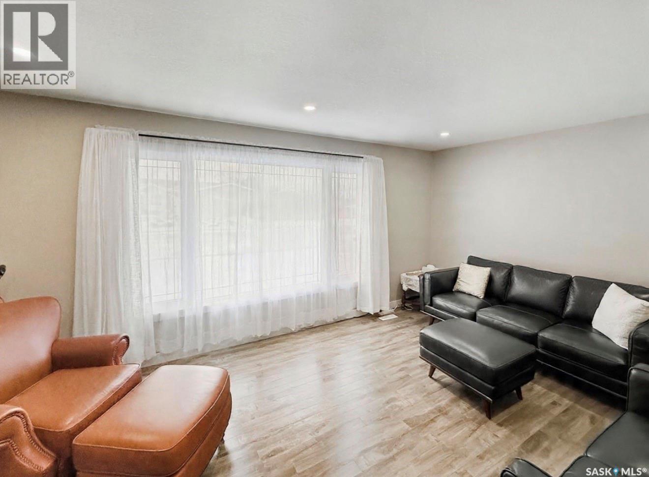 640 Vance Avenue Ne, Swift Current, SK - Indoor Photo Showing Living Room
