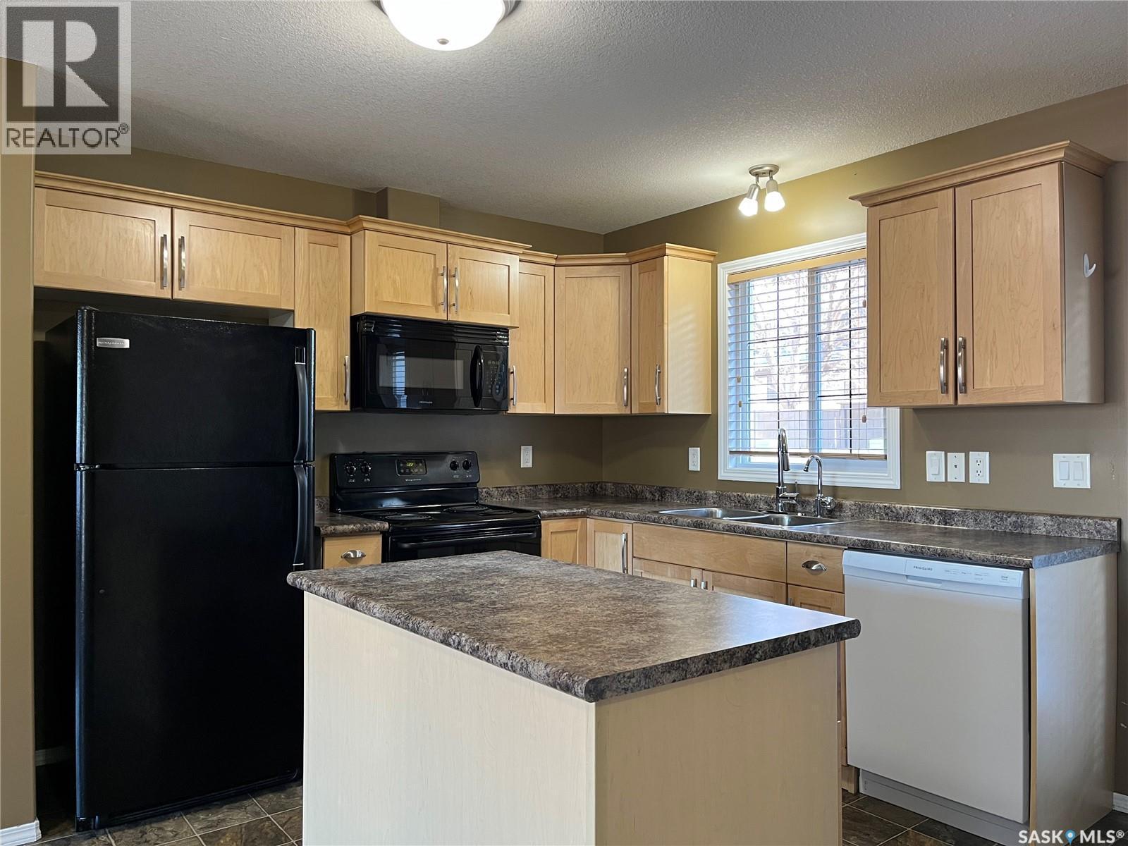 164 4801 Child Avenue, Regina, SK - Indoor Photo Showing Kitchen With Double Sink