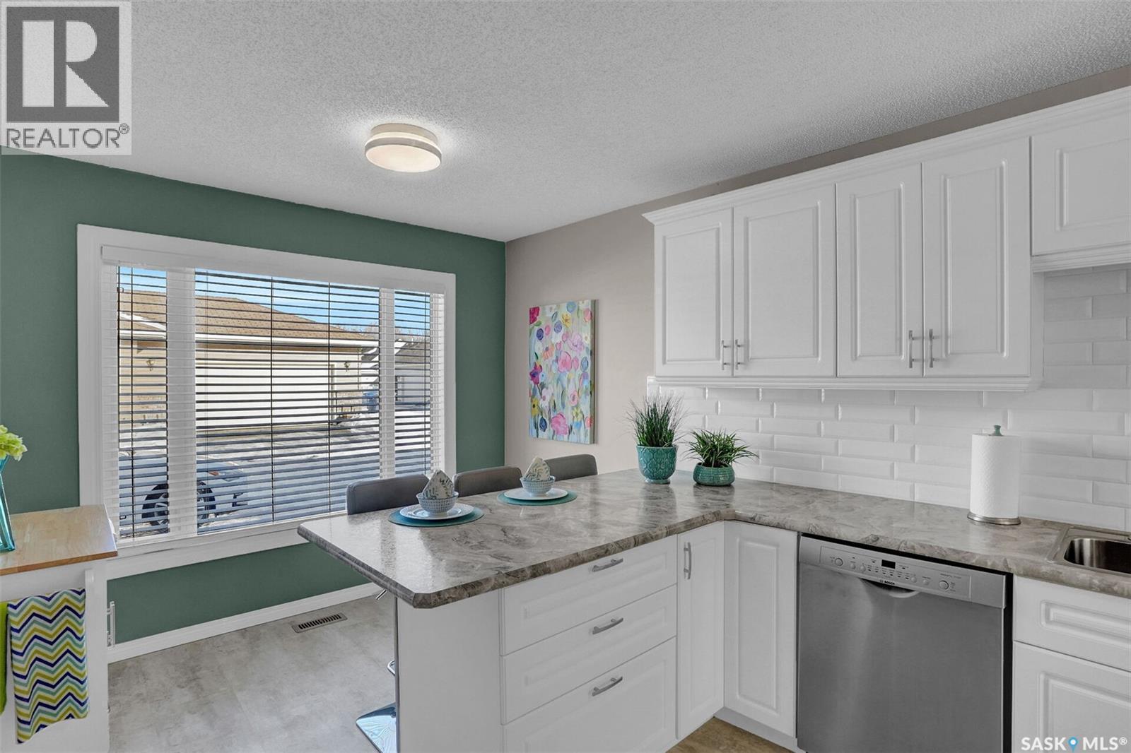 72 Kensington Crescent, Regina, SK - Indoor Photo Showing Kitchen