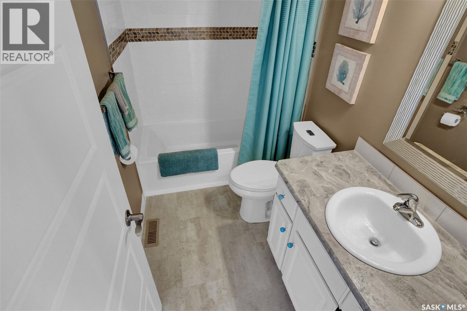72 Kensington Crescent, Regina, SK - Indoor Photo Showing Bathroom