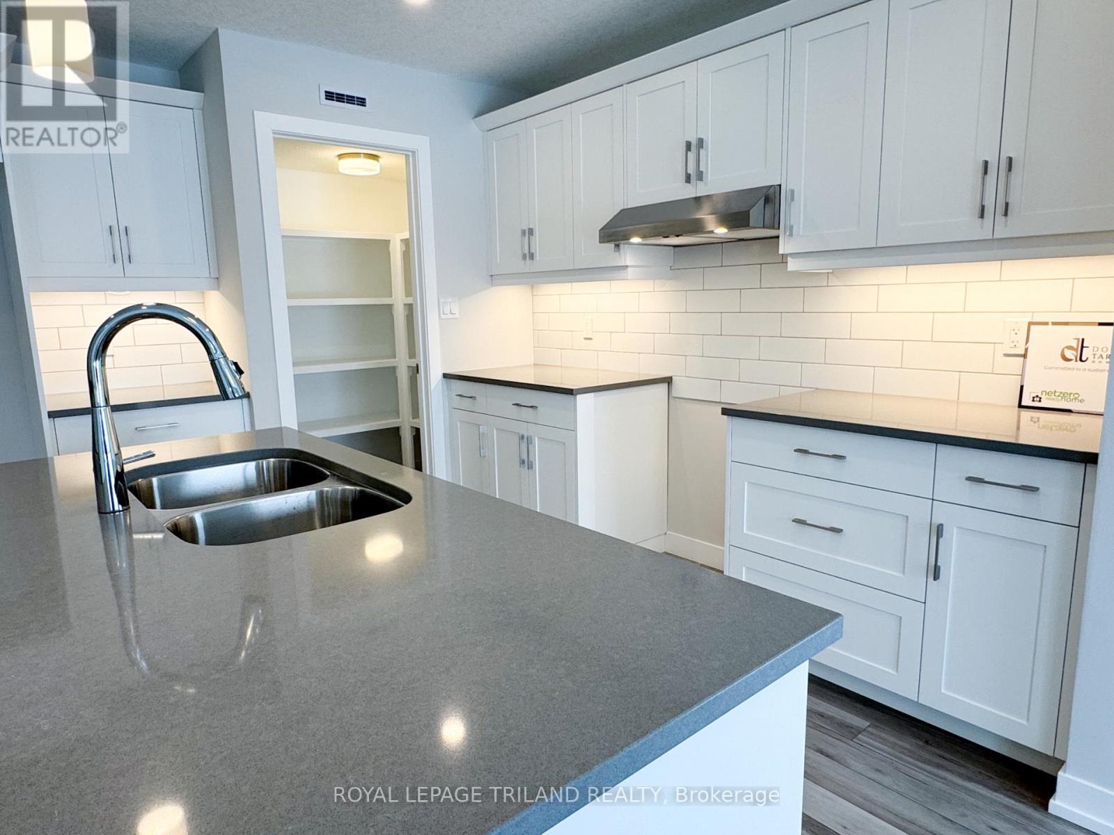110 Styles Drive, St. Thomas, ON - Indoor Photo Showing Kitchen With Double Sink