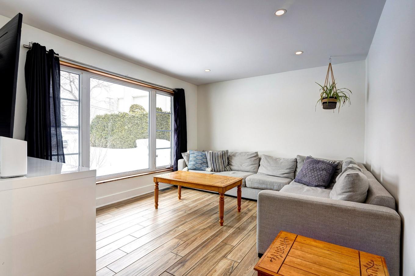 Living room - 1010 Côte De Terrebonne, Terrebonne (Terrebonne), QC - Indoor Photo Showing Living Room