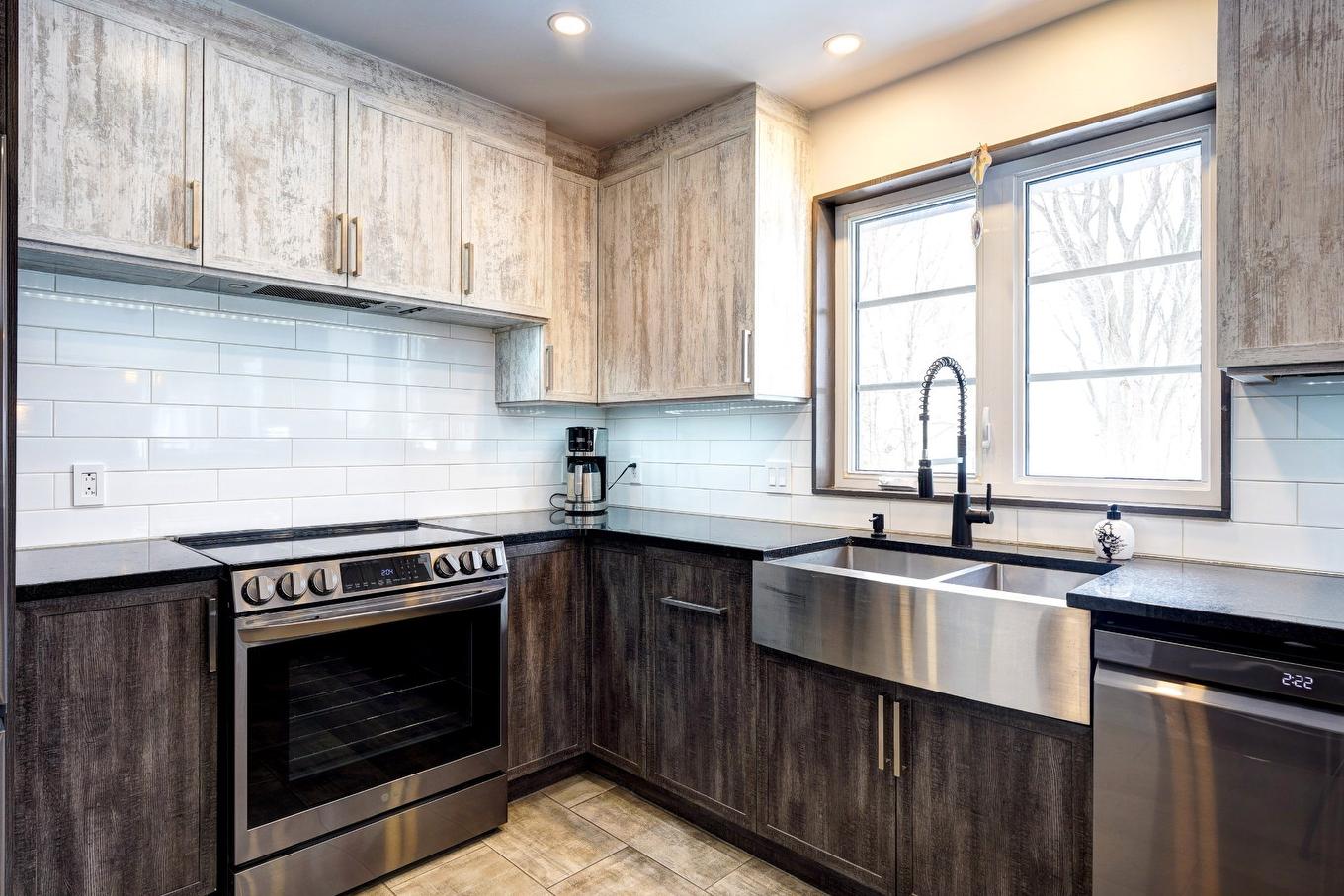 Kitchen - 1010 Côte De Terrebonne, Terrebonne (Terrebonne), QC - Indoor Photo Showing Kitchen With Double Sink With Upgraded Kitchen