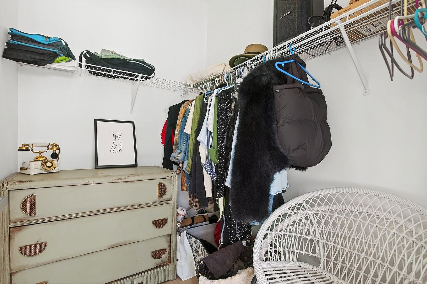 Walk-in closet - 115-75 Rue De Castelnau O., Montréal (Villeray/Saint-Michel/Parc-Extension), QC - Indoor With Storage