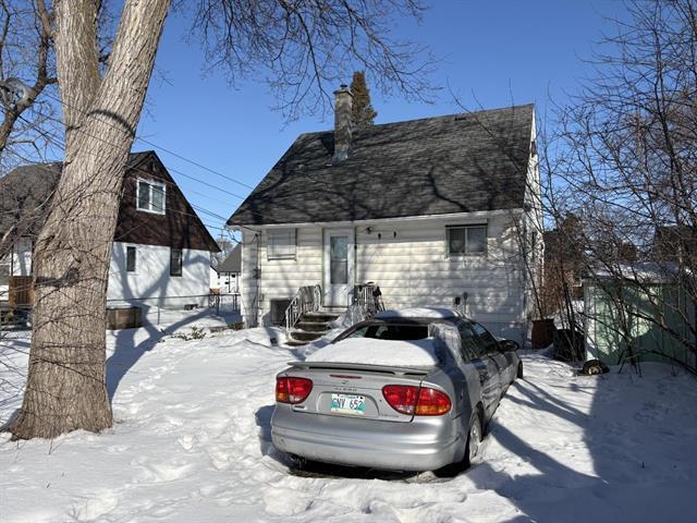 702 Harbison Ave, Winnipeg, MB