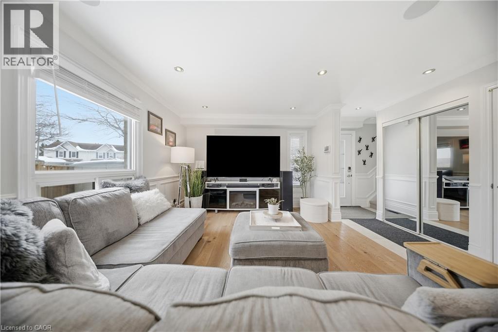 43 Kipling Crescent, Ajax, ON - Indoor Photo Showing Living Room