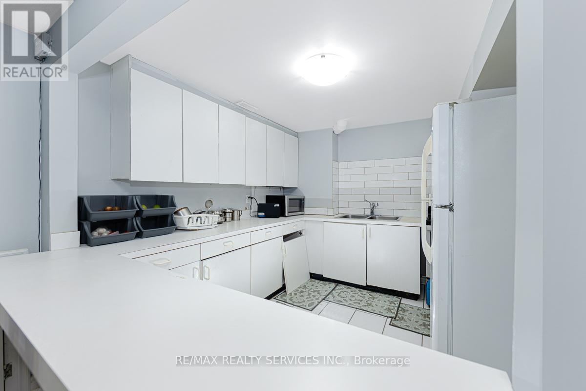 161 Hupfield Trail, Toronto, ON - Indoor Photo Showing Kitchen With Double Sink