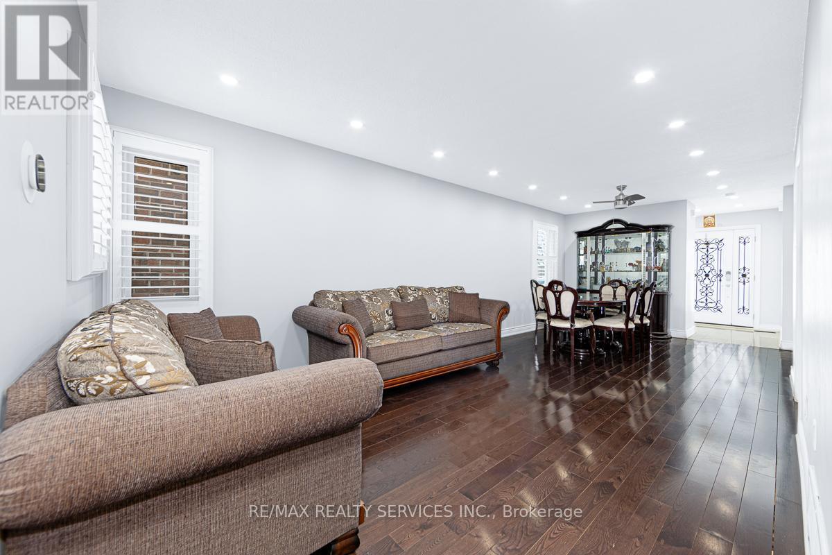 161 Hupfield Trail, Toronto, ON - Indoor Photo Showing Living Room
