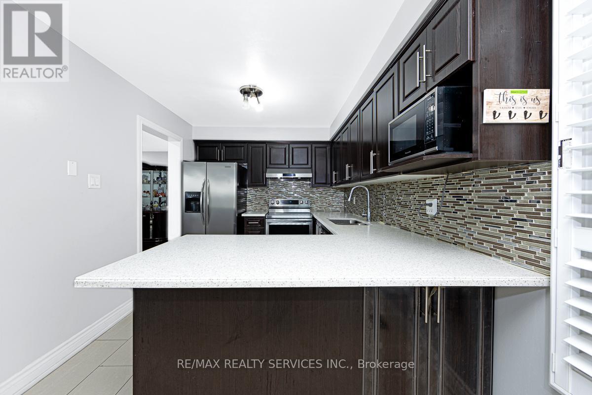 161 Hupfield Trail, Toronto, ON - Indoor Photo Showing Kitchen With Upgraded Kitchen