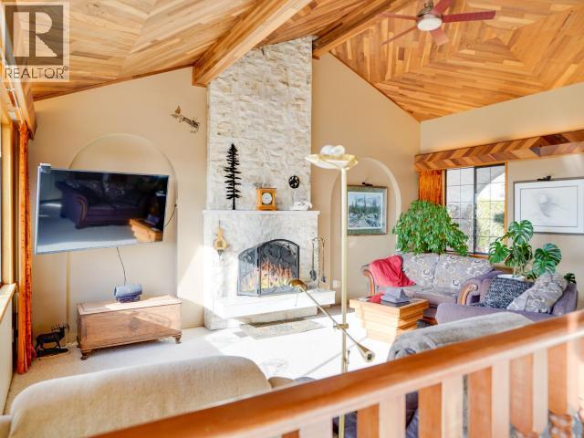 4029 Lytton Ave, Powell River, BC - Indoor With Fireplace