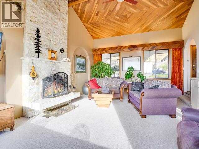 4029 Lytton Ave, Powell River, BC - Indoor With Fireplace