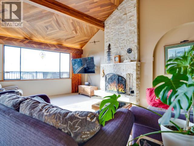 4029 Lytton Ave, Powell River, BC - Indoor Photo Showing Living Room With Fireplace